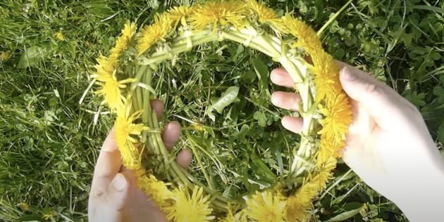 2 simple ways to weave a wreath of dandelions and other flowers