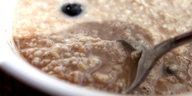Quick oatmeal: how to cook cold and hot breakfasts in 5 minutes