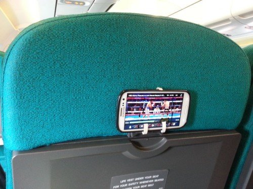 How to make a smartphone holder on an airplane from improvised means